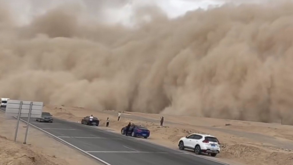 新疆特強沙塵暴，整個城市也被沙塵吞噬。微博