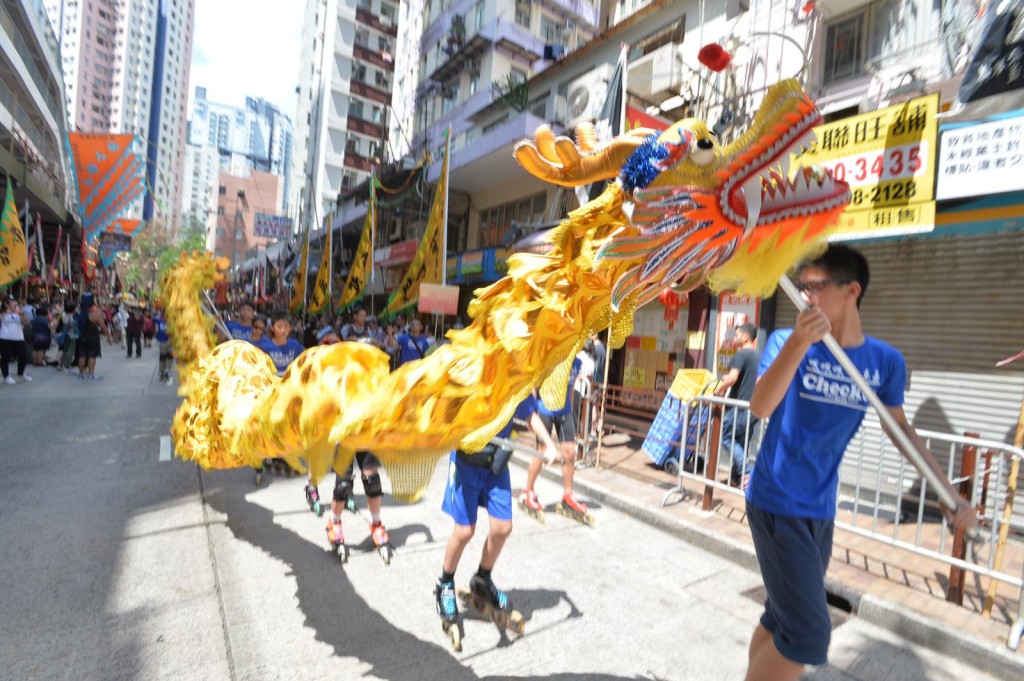 今年的巡遊活動有20多支巡遊隊伍,共約1500人參加。