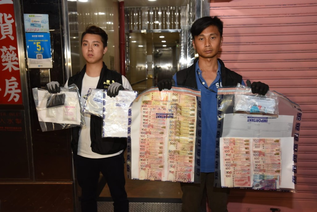 警方搗破旺角一個毒窟,12名男女被捕。
