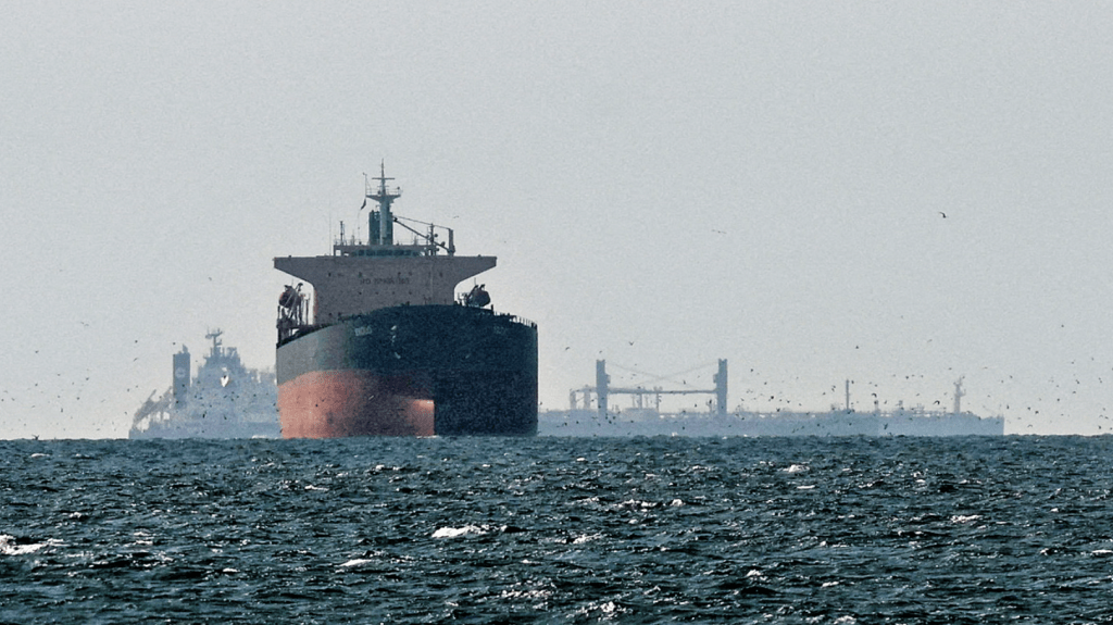 据俄罗斯塔斯社报道，德黑兰计划每日仅容许不多于15艘船只通过海峡，形同实施变相配额制。路透社