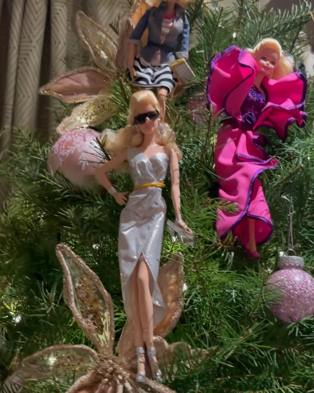 顧紀筠將大量特別版Barbie掛在聖誕樹上。