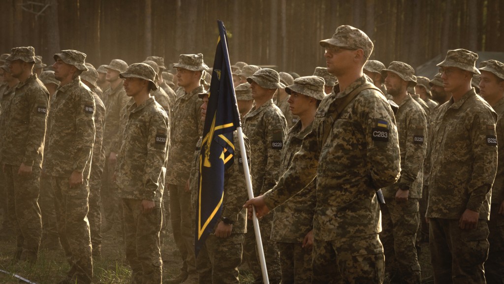 烏克蘭新兵出席慶祝訓練結束的儀式。 美聯社