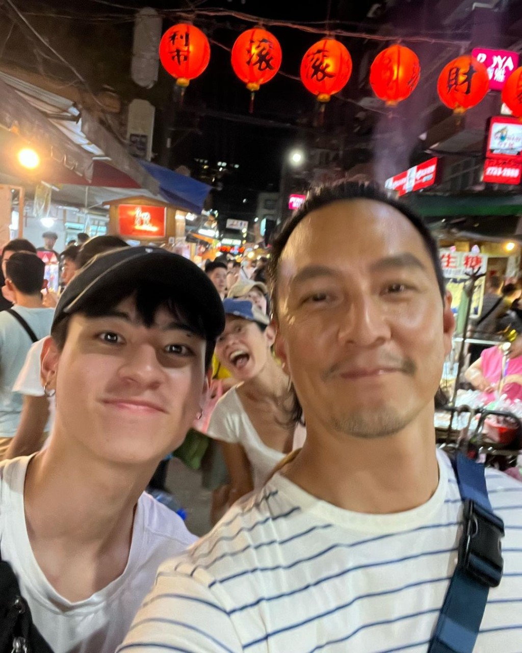 吳彥祖最近到台灣，與《西遊ABC》的囝囝劉敬行夜市。