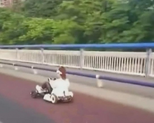 廣西女子馬路上駕駛高卡車。網圖
