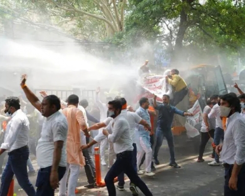 印度民眾抗議缺水遭警察用水槍驅逐。