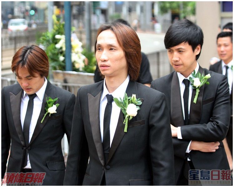 (左起)譚兆偉、李春發、馮嘉奇等神情哀傷。資料圖片