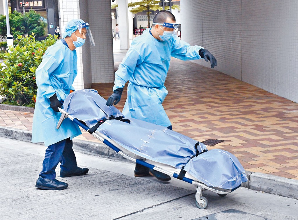 疑玩運動遊戲時昏迷猝死的大學生,遺體由仵工舁送殮房。