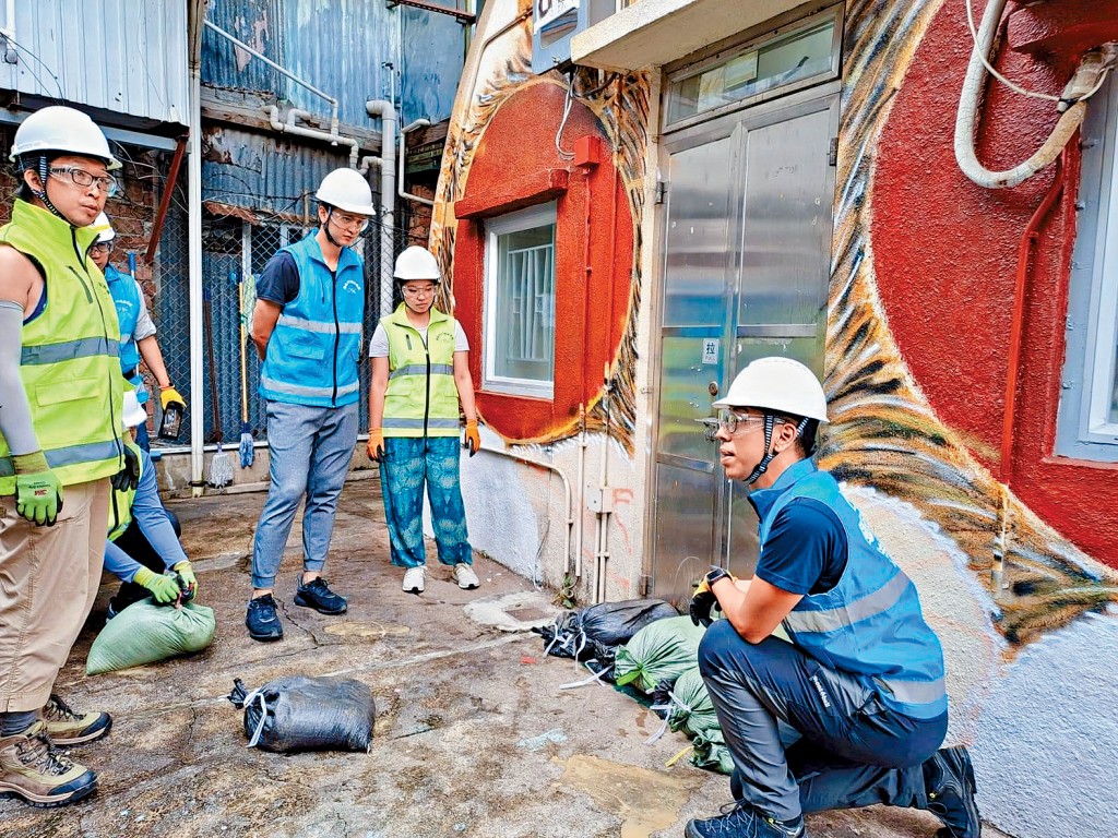 有地區團體於鯉魚門舉辦「風災支援特訓隊」，訓練學員防災意識，如堆放沙包及擋水板。