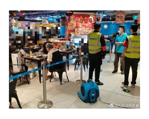 商場保安一度以為是下水道堵塞所致，直至到場了解後始知臭味源自食物。網圖
