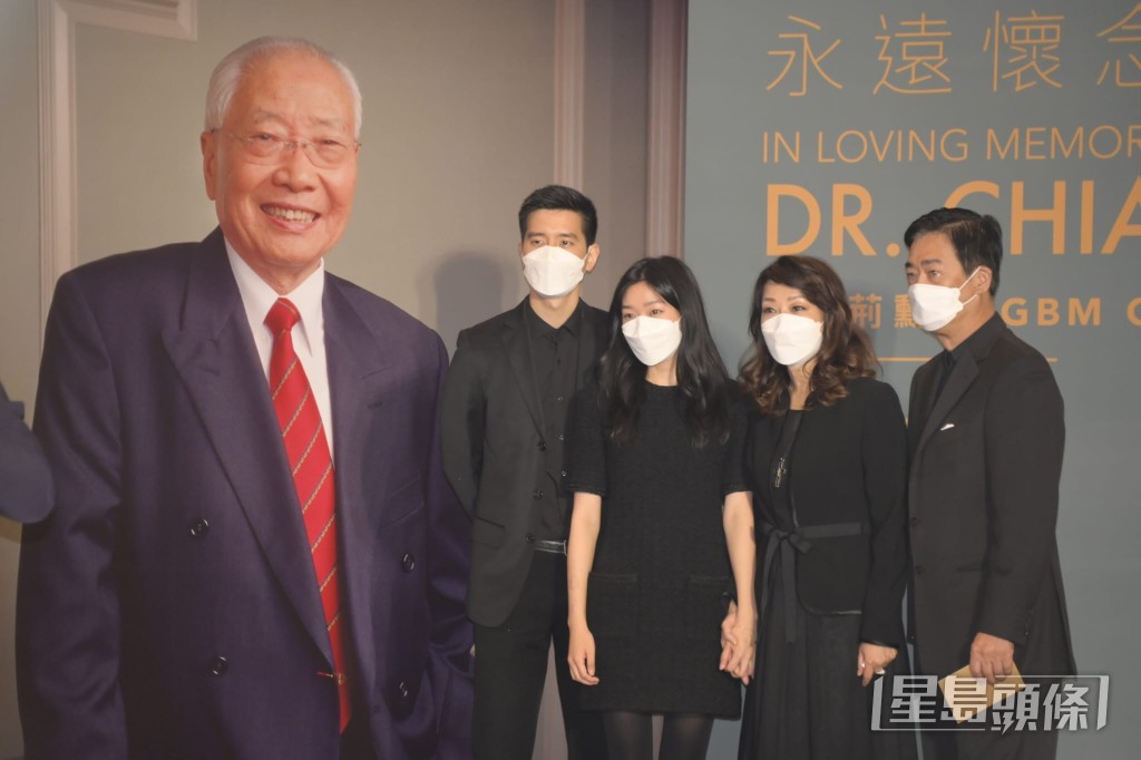 蒋丽萍与家人现身已故父亲、慈善工业家蒋震博士的追思会。