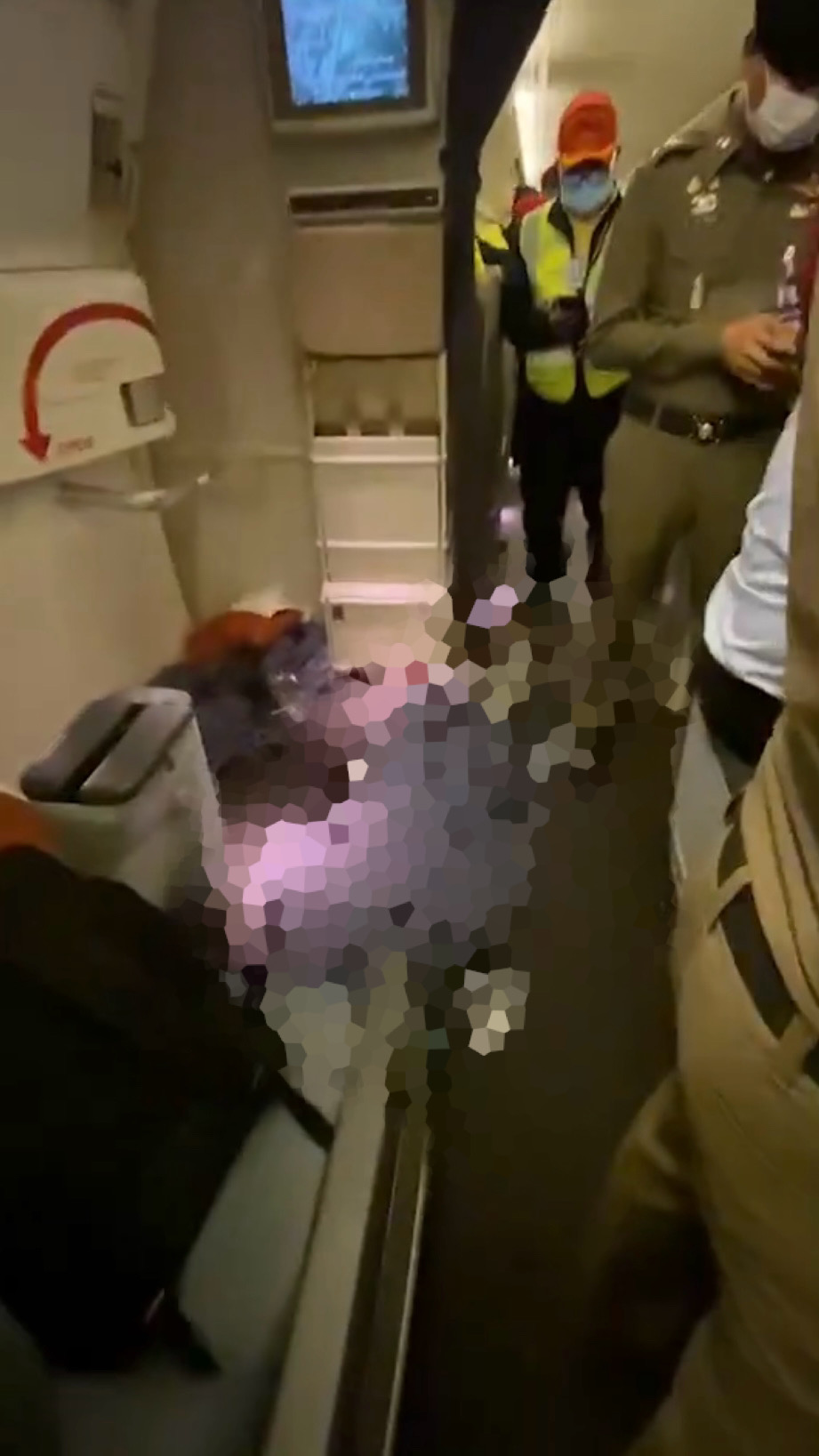 死者疑似倒卧在舱门旁边的位置。