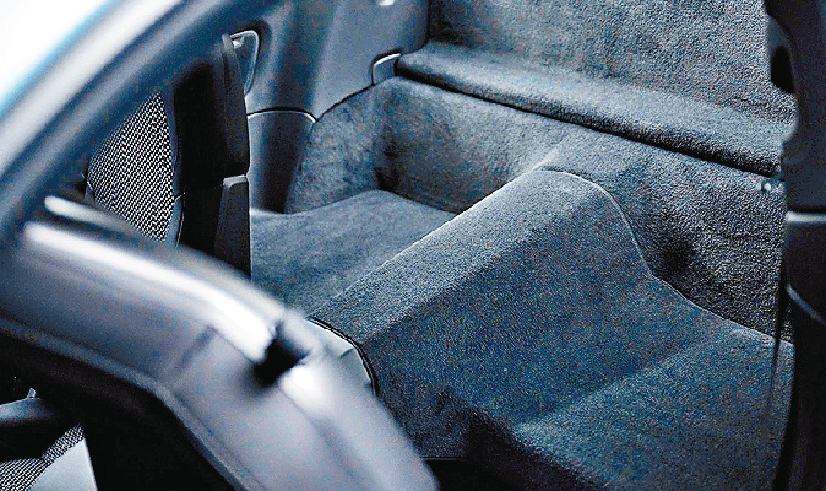 ■後座被拆除減輕車重。