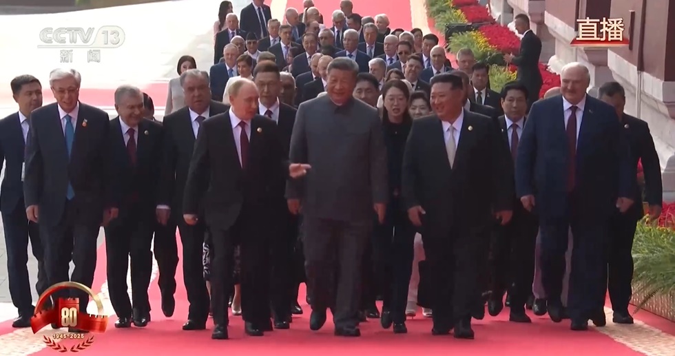習近平與俄羅斯總統普京、北韓領袖金正恩傾談。央視截圖 習近平與俄羅斯總統普京、北韓領袖金正恩傾談。央視截圖