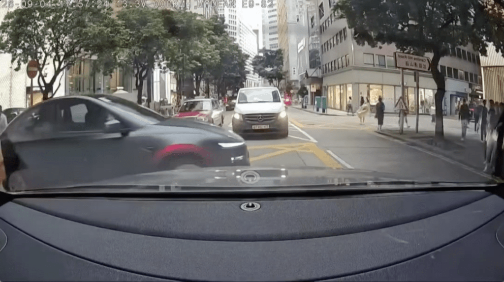 Tesla由利園商場方向駛出。Facbook 馬路的事討論區影片截圖 Tesla由利園商場方向駛出。Facbook 馬路的事討論區影片截圖