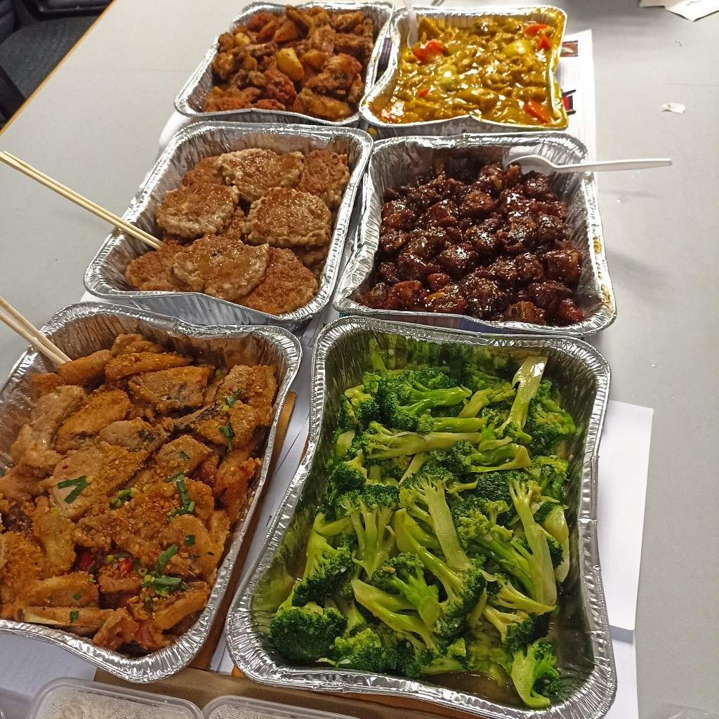 打工仔指，老板预订两餸饭到会作为公司周年宴。「香港两餸饭关注组」FB