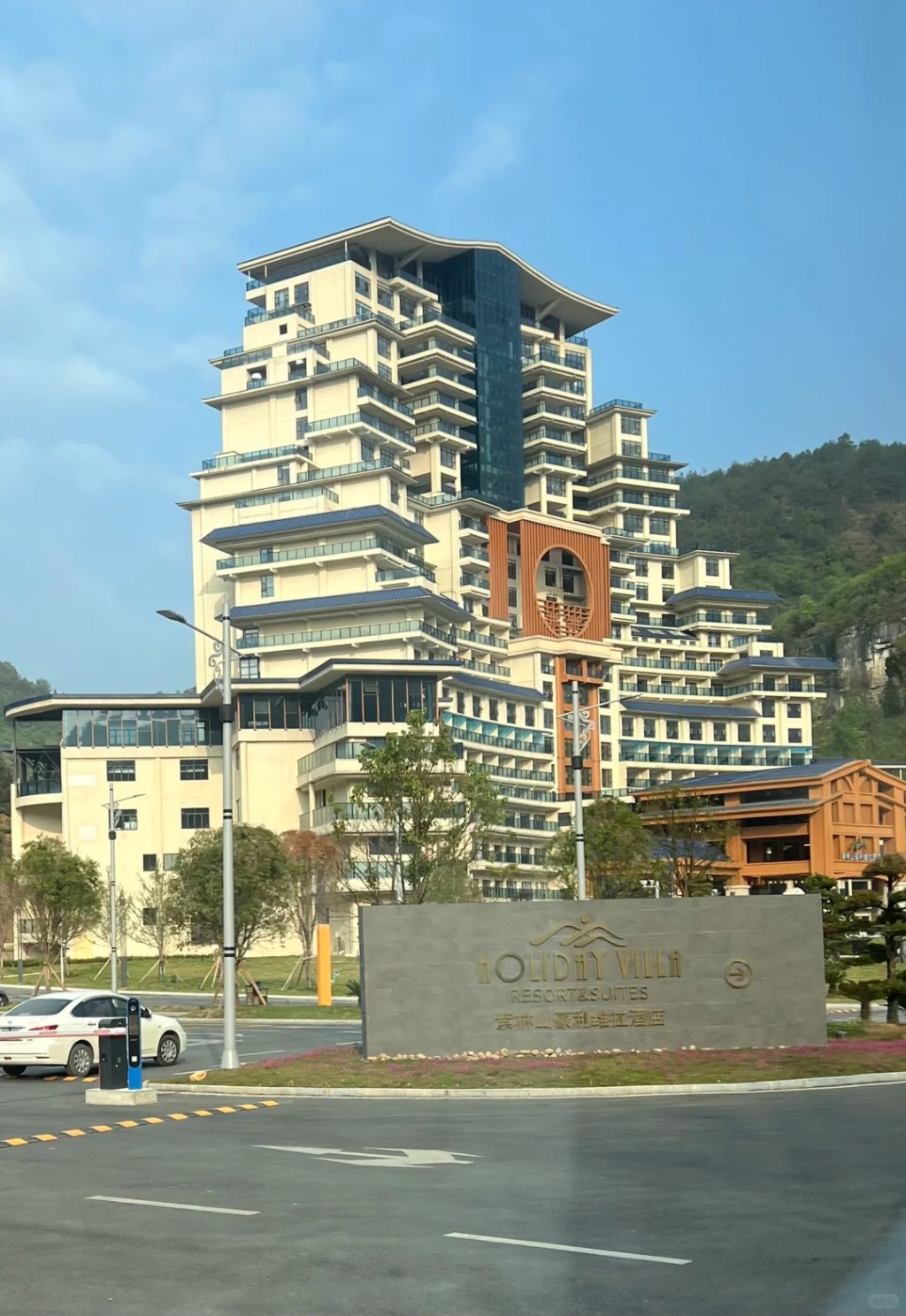 貴州獨山縣舉債興建的「天下第一水司樓」，已由爛尾樓變身豪華酒店。小紅書＠心香雨