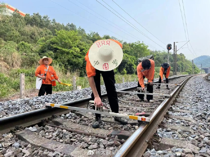 内地铁路工作人员检查路轨情况。