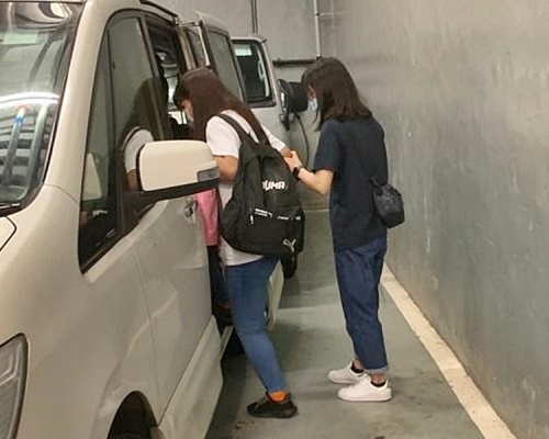 警方於葵青區掃黃,拘捕一名36歲內地女子。警方提供