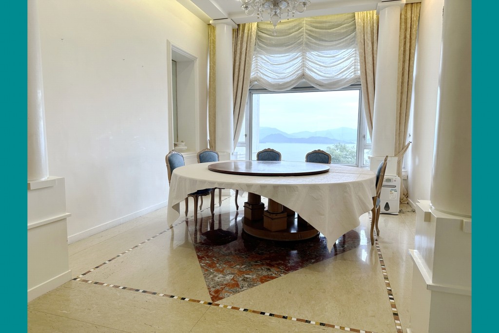 飯廳擺放了圓形飯桌，旁為特大玻璃，窗外是山海美景。