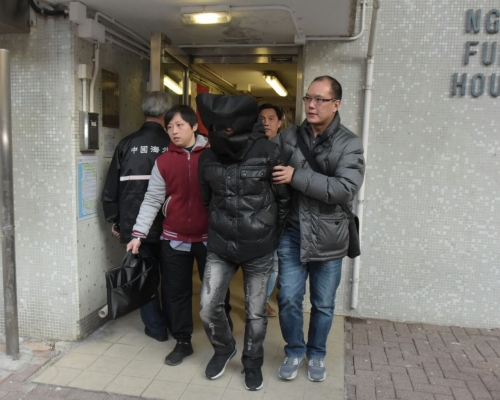 警方拘捕2名男子。黃文威攝