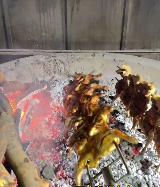 小陳年僅16歲已創業開烤雞檔，日賣百雞營收約萬元人民幣。抖音