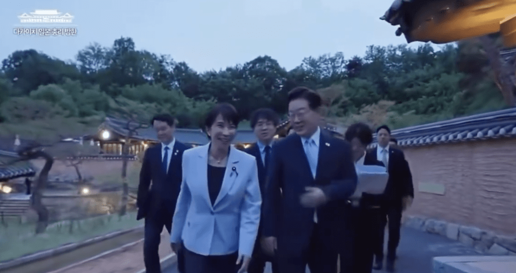 高市早苗随后更语出惊人地表示，自己入住后“每天晚上都会听到奇怪声音”！