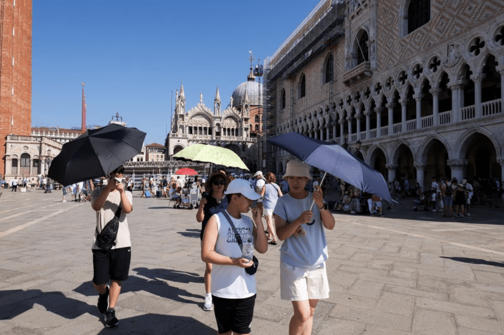 威尼斯打算在明年推出試驗計劃，在傳統「旺季」的人流高峰日子，向一日遊旅客取收5 歐元（約42港元）的「入城費」。路透社