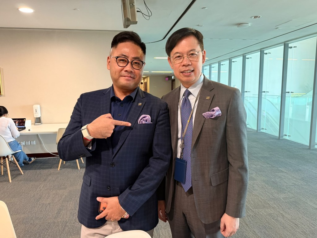 內會主席陳振英(右)及民建聯葉傲冬亦布獲贈。 內會主席陳振英(右)及民建聯葉傲冬亦布獲贈。