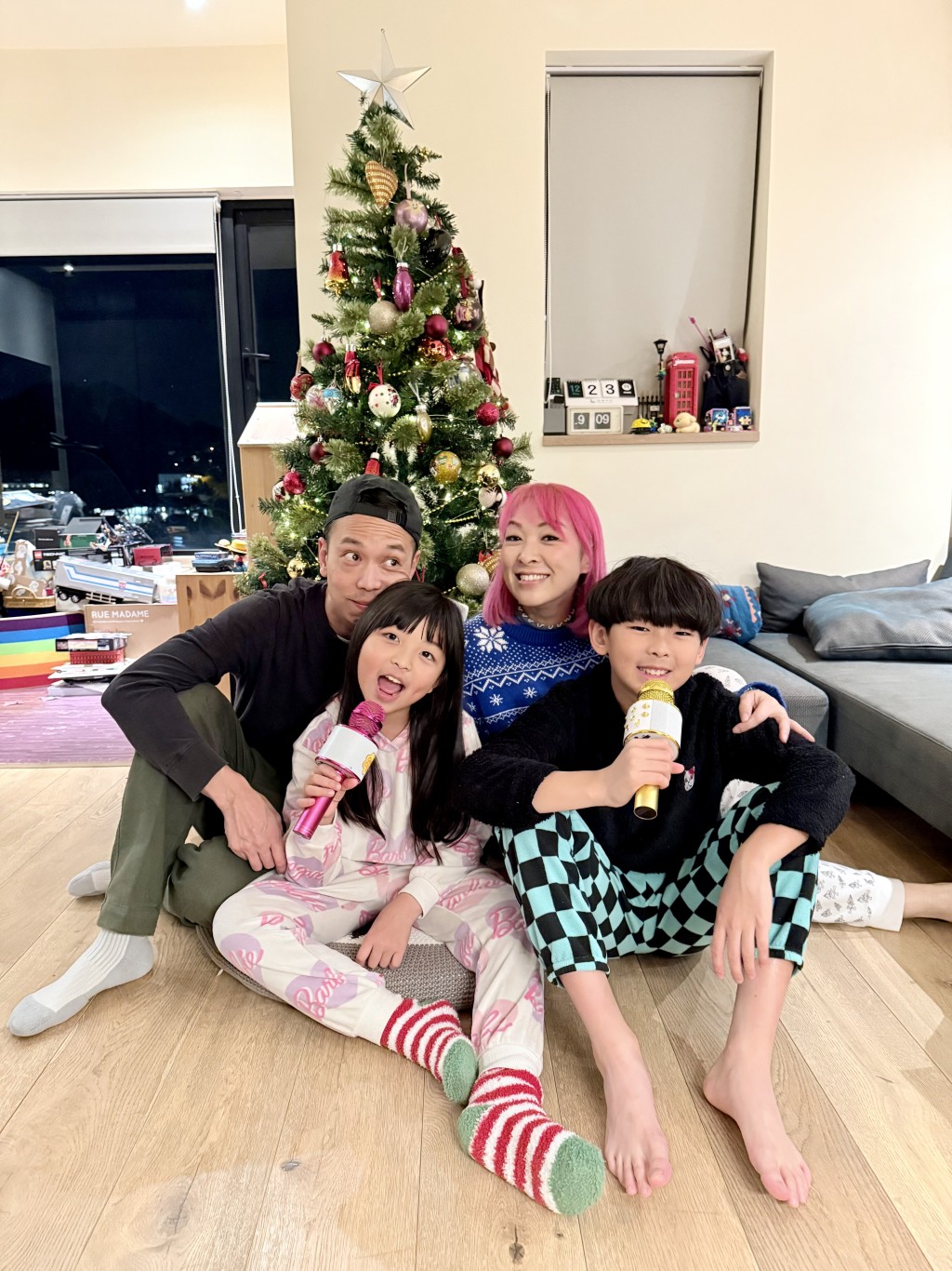 朱薰與幕後音樂人Kean(譚健榮)結婚快15 年,育有12歲兒子譚永之(Liam)與8歲女兒譚在之(Liv),組成一個「E家庭」。(圖片來源:由受訪者提供) 朱薰與幕後音樂人Kean(譚健榮)結婚快15 年,育有12歲兒子譚永之(Liam)與8歲女兒譚在之(Liv),組成一個「E家庭」。(圖片來源:由受訪者提供)