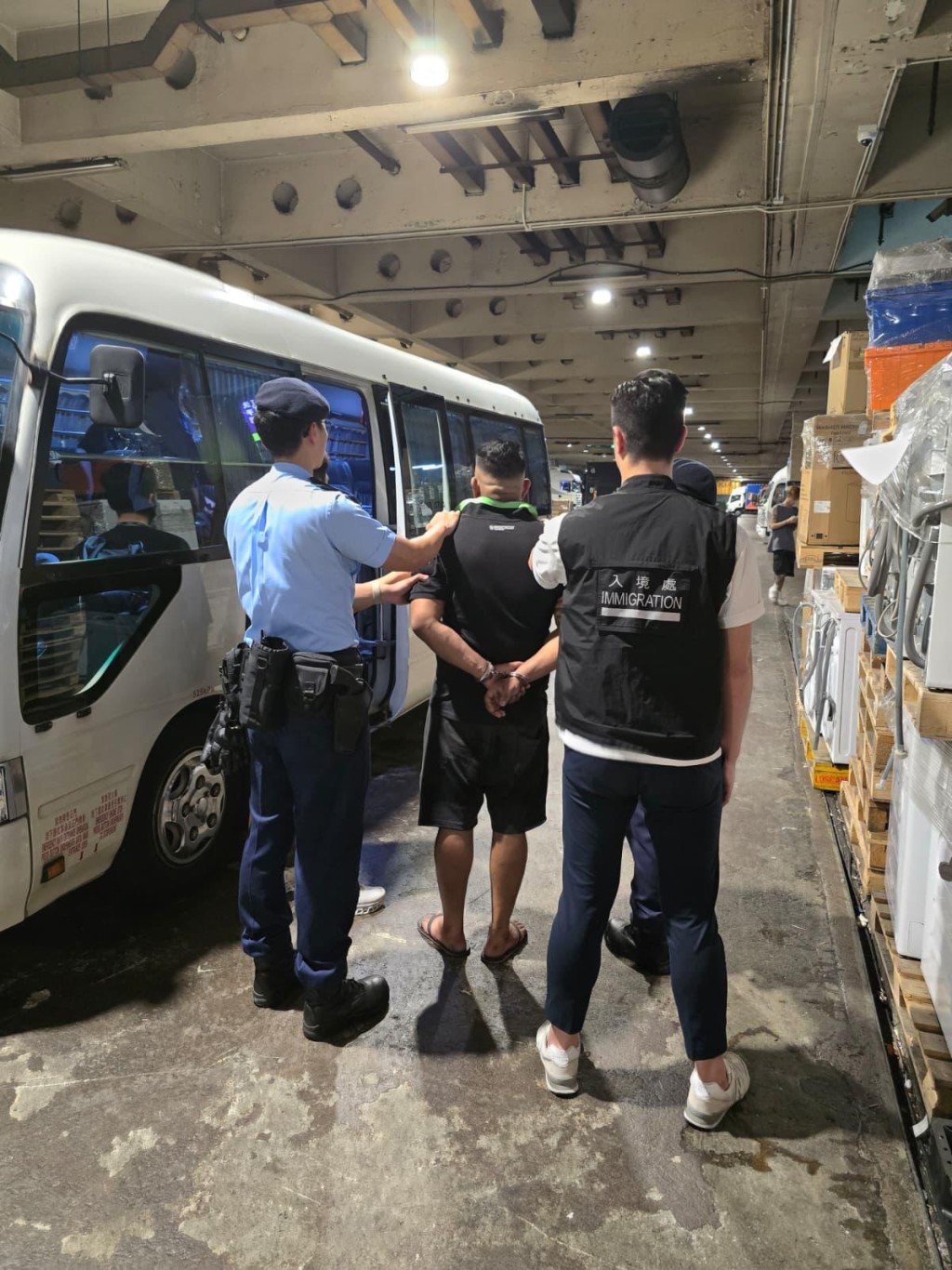 跨部门打击黑工及扫黄 新界南多区拘捕25人。警方图片 跨部门打击黑工及扫黄 新界南多区拘捕25人。警方图片