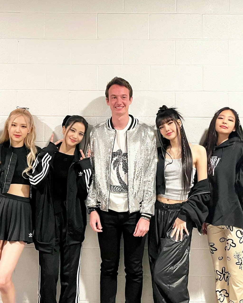 Lisa（右二）和Frederic早前傳分手，6月時Lisa稱自己單身。