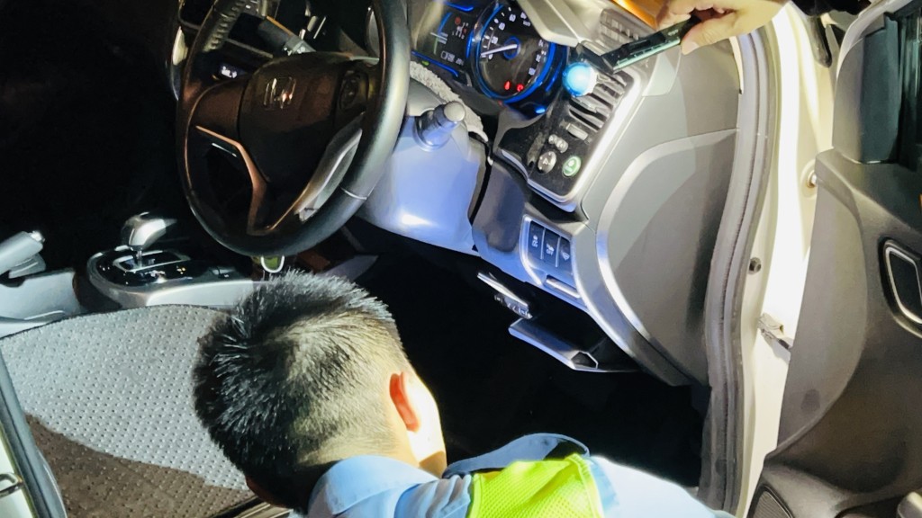 警員在車內發現兩張相信不屬於涉案司機的身份證。 警員在車內發現兩張相信不屬於涉案司機的身份證。