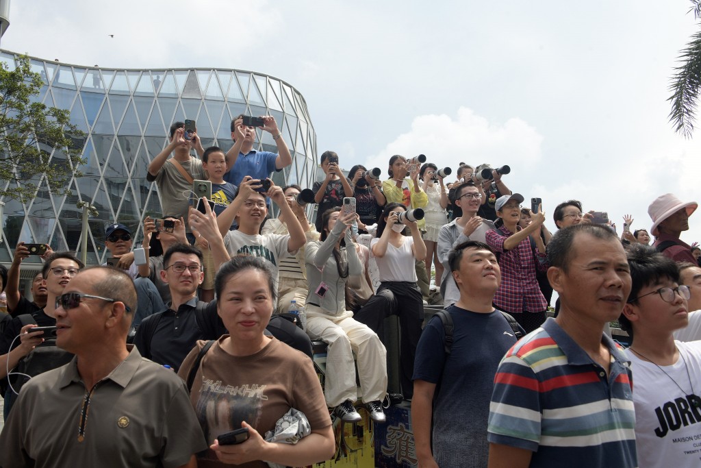 大批市民在山顶等候国家队代表团出现。