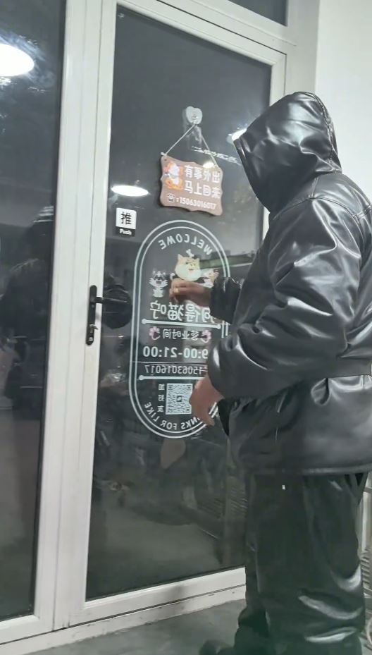 大叔用賣剩的烤番薯向寵物店換來短暫的逗貓時光。抖音@無敵奶爸