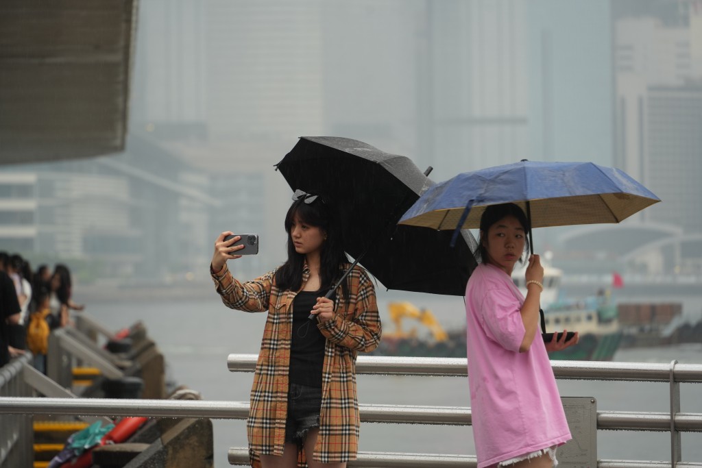 天文台上午5时05分发出红雨警告。 天文台上午5时05分发出红雨警告。