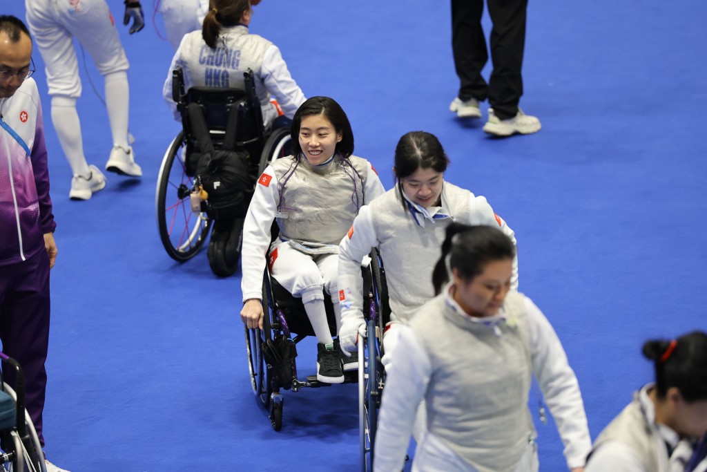 杨雅婷(第三人)尝试以轻松心情应战。 徐嘉华摄 杨雅婷(第三人)尝试以轻松心情应战。 徐嘉华摄