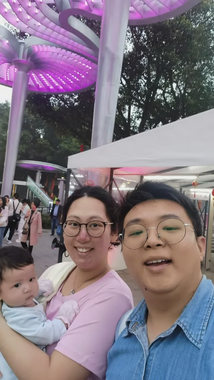 利愛安帶著女兒出遊。