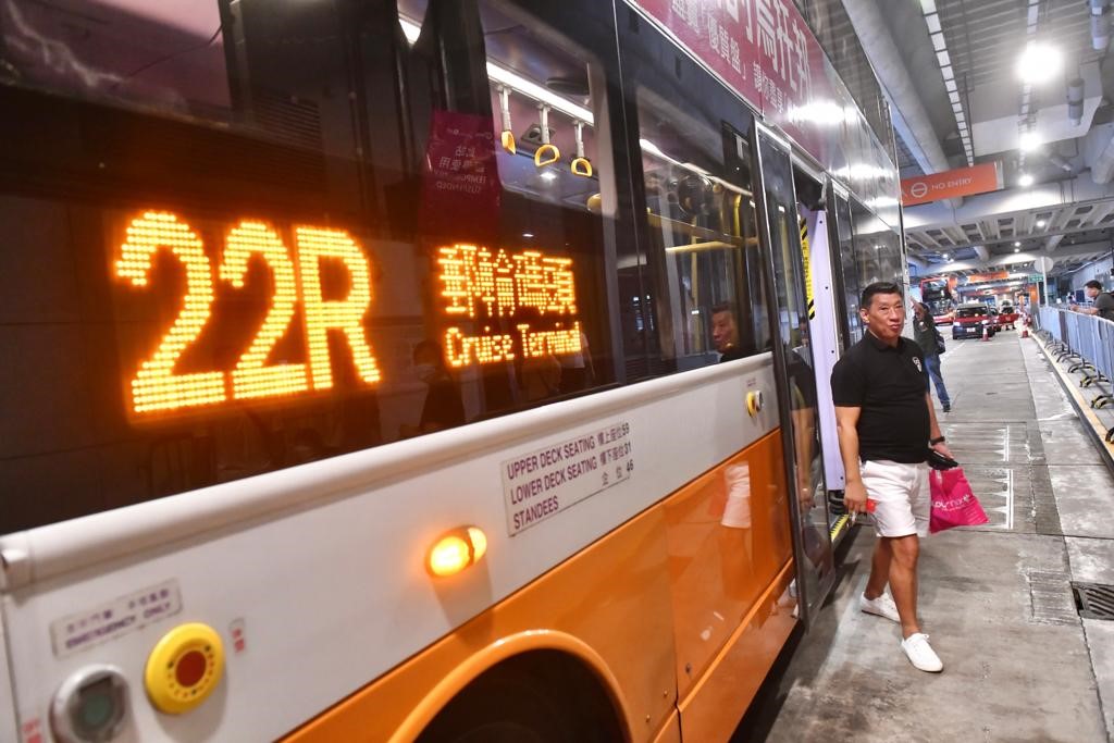 當局日前安排特別巴士22R免費接載旅客由碼頭到港鐵站 。