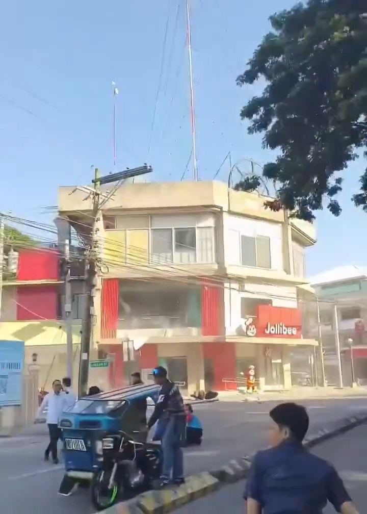 菲律賓發生7.8級地震，聖托斯將軍市（General Santos City）一棟商場不堪強震倒冧。