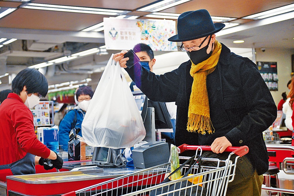 新措施下，每單交易只能提供一個膠袋供「盡量裝滿」。