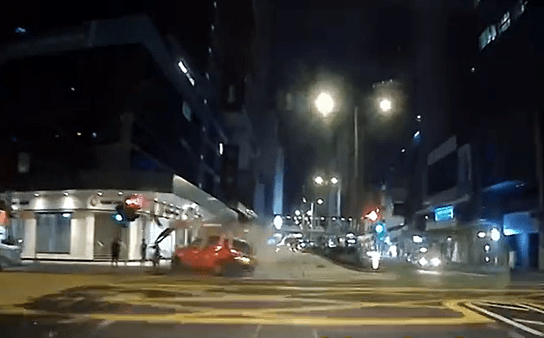 电单车与的士相撞。fb中港改车斗阴影片关注组图片