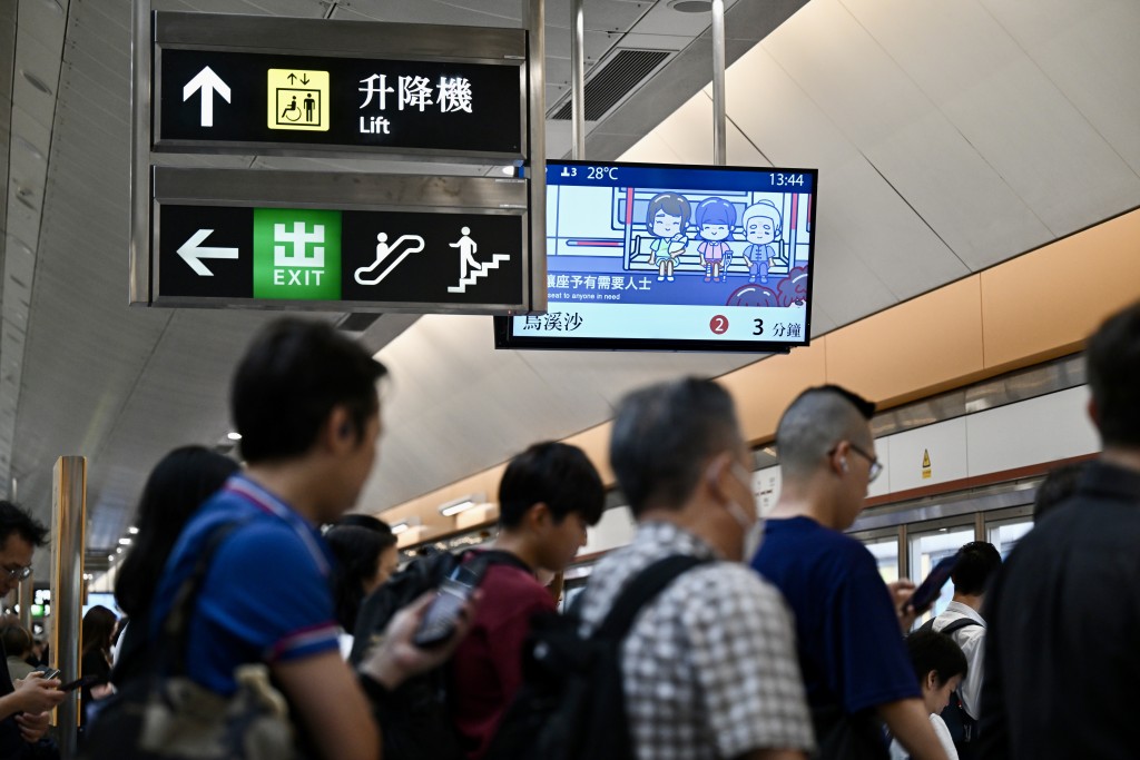 市民趕返工。 市民趕返工。