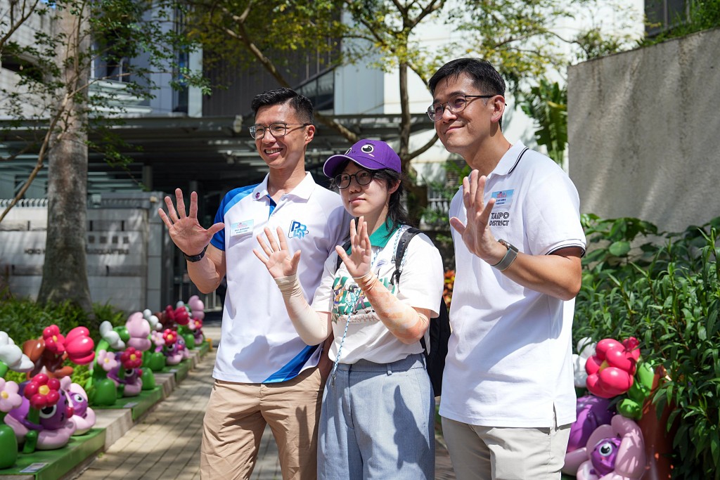 公共關係部梁仲文總警司(左)及大埔警區指揮官江永祥(右)與捧場巿民合照。 公共關係部梁仲文總警司(左)及大埔警區指揮官江永祥(右)與捧場巿民合照。
