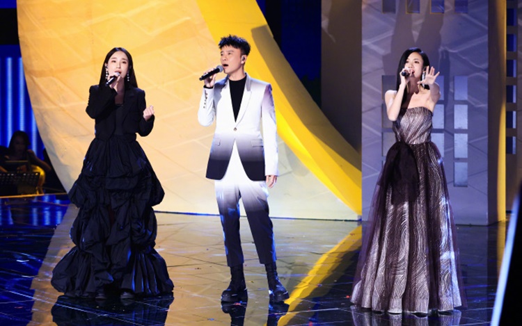 李克勤與伍珂玥、賀三合唱《月半小夜曲》。