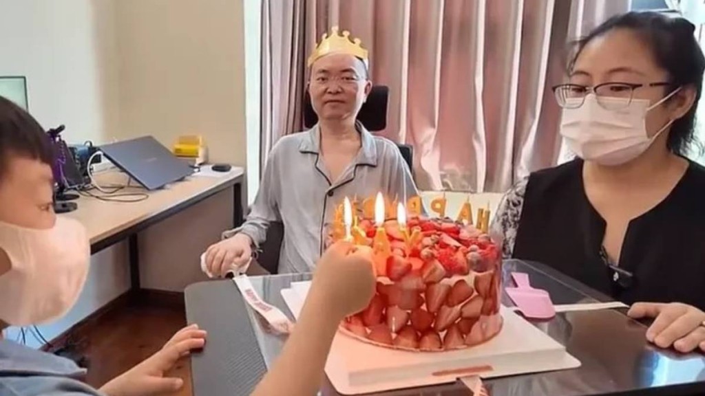 京東前副總裁蔡磊，患漸凍症6年，今日分享其妻兒與他慶祝47歲生辰的影片。蔡磊破冰驛站
