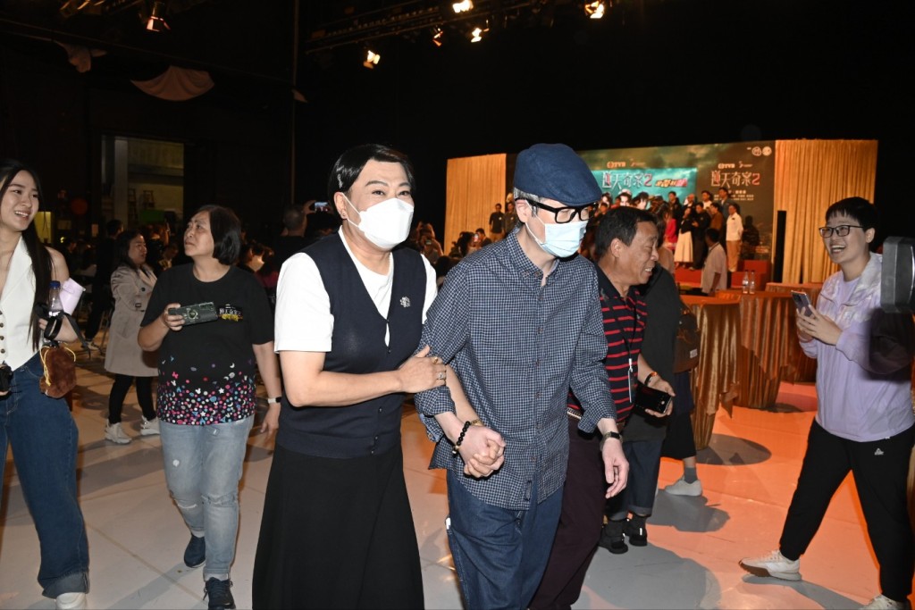 身為《福祿壽訓練學院》教授的李思捷和阮兆祥，打扮成城中熱話的「東張何伯、新何太」出現。