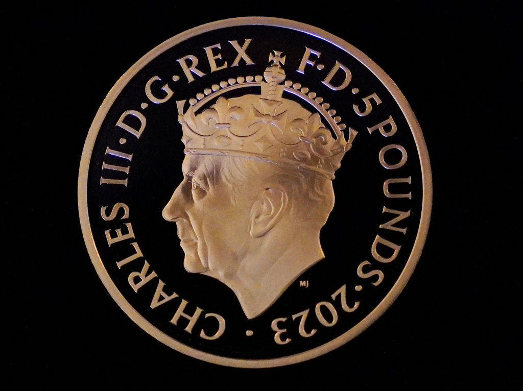查理斯登基特别限量款纪念币。