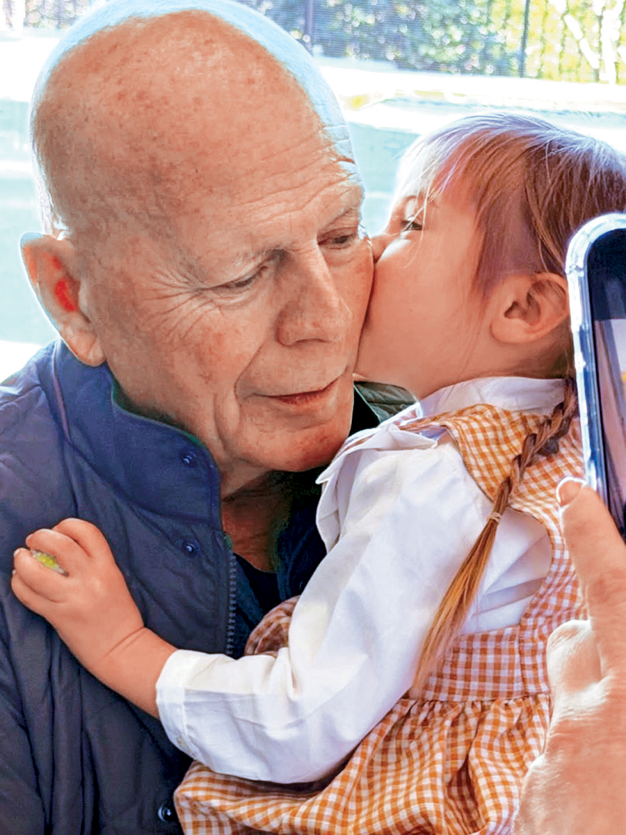 布斯獲孫女獻吻，畫面溫馨。 