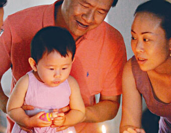 周永康手抱孙女，右为儿媳黄婉。