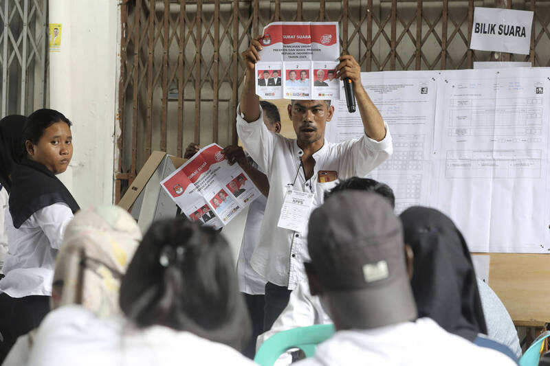 印尼大選後最少有4,000名選務人員過勞生病。美聯社